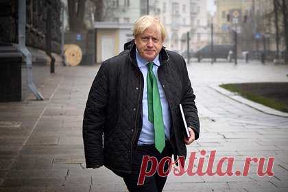 Борис Джонсон призвал утроить поставки оружия Украине. Бывший премьер-министр Великобритании Борис Джонсон считает, что Западу необходимо утроить военную поддержку Украины. Политик призвал ликвидировать любые задержки в поставках оружия и помогать Киеву в его «неизбежной победе». На его взгляд, западные страны должны следовать примеру Лондона, пообещавшего Украине танки.