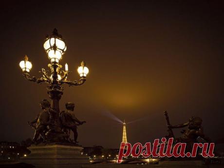 » Лучшие фотографии National Geographic за март, 2014 Это интересно!  Прогулка по Парижу. Эйфелева башня бросает фантастический свет в туманное небо.