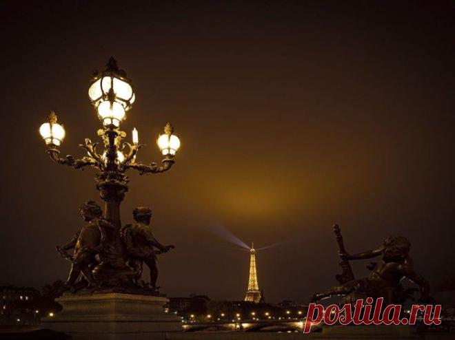 » Лучшие фотографии National Geographic за март, 2014 Это интересно!  Прогулка по Парижу. Эйфелева башня бросает фантастический свет в туманное небо.