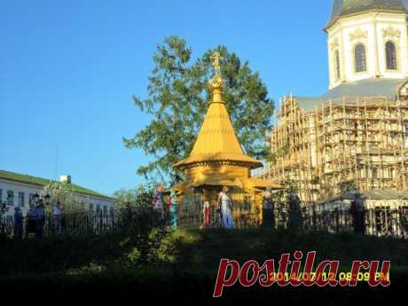 (+1) тема - Поездка в Дивеево.Святая канавка  По её получении Старец приказал обходить её и обкладывать
камешками, а затем по полученному следу опахать землю сохой по одной 
борозде три раза. После Серафим велел обрыть её канавкою в три аршина 
глубины и три аршина ширин ы, а вынимаемую землю бросать так (вовнутрь 
обители), чтобы образовался вал в три аршина. Для укрепления вала он 
велел посадить на нём крыжовник. (Аршин - ~72см, три аршина – сажень – 
215см). Канавку рыли 2,5 года. ...