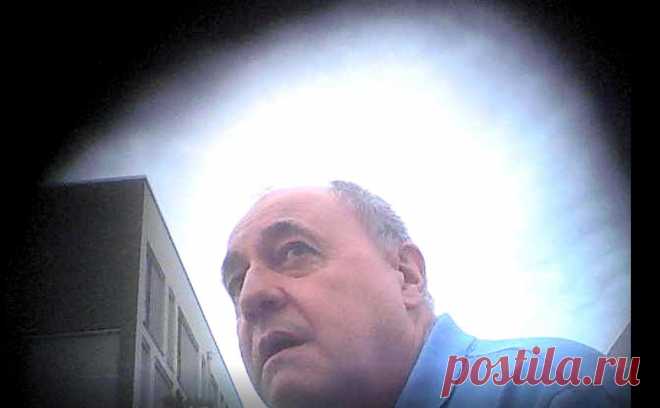 Экс-сотрудник посольства Британии в ФРГ получил 13 лет за шпионаж. Лондонский суд Олд-Бейли в пятницу приговорил к 13 годам и 2 месяцам тюрьмы бывшего охранника британского посольства в Берлине Дэвида Смита за шпионаж в пользу России.