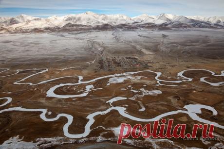 «Чуйские завитушки» «Немыслимыми петлями Чуя вьется вдоль Сортумайской, Тётинской, Курайской и Чуйской степей, начиная от хребта Чихачева, далее мимо Южно-Чуйского, Курайского и Северо-Чуйского хребтов. Если идти вверх по Чуе, то после Курайской степи Чуя разделяется на несколько рукавов и петляет многочисленными петлями и узлами. В Чуйской степи выше слияния с рекой Кугуозёк Чуя распадается на множество рукавов с образованием ряда трясин и озёр. Чуйская степь здесь носит пустынный характер, и…