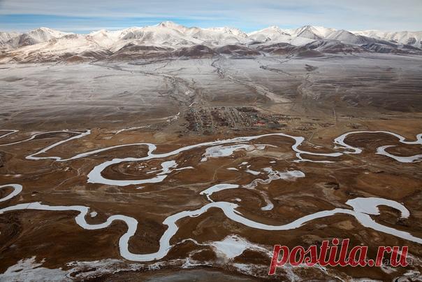 «Чуйские завитушки» «Немыслимыми петлями Чуя вьется вдоль Сортумайской, Тётинской, Курайской и Чуйской степей, начиная от хребта Чихачева, далее мимо Южно-Чуйского, Курайского и Северо-Чуйского хребтов. Если идти вверх по Чуе, то после Курайской степи Чуя разделяется на несколько рукавов и петляет многочисленными петлями и узлами. В Чуйской степи выше слияния с рекой Кугуозёк Чуя распадается на множество рукавов с образованием ряда трясин и озёр. Чуйская степь здесь носит пустынный характер, и…