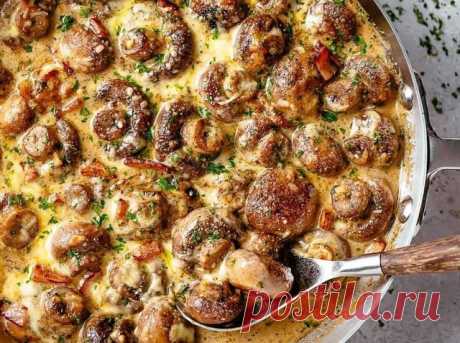 Шампиньоны с чесночно-сливочным соусом и беконом.
