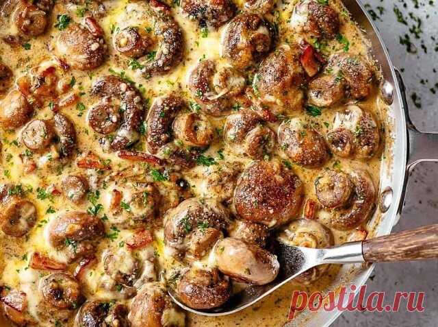 Шампиньоны с чесночно-сливочным соусом и беконом.