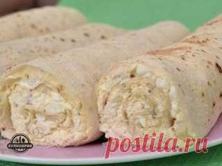 Рулет с курицей и сыром . 

Итого на 100 грамм - 170 ккал: Белки- 14Жиры - 11Углеводы - 6 

Простой в приготовлении и очень сытный белковый рулет. 

Ингредиенты: 

● 1 куриное филе 
● 3 яйца 
● сыр нежирный 150 г 
● кусок лаваша 
● натуральный йогурт 100 г 
● соль,перец,чеснок, ассорти зелени 

Приготовление: 

Обжариваем мелко рубленное куриное филе без масла. Варим яйца до готовности. Трём сыр,чеснок,яйца на тёрке. Зелень мелко рубим. Смешиваем все ингредиенты кроме кури...