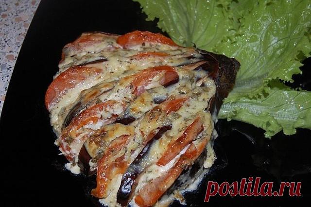 САМЫЕ ПОПУЛЯРНЫЕ РЕЦЕПТЫ ИЗ БАКЛАЖАНОВ 

1. Баклажаны фаршированные по-каталонски

ИНГРЕДИЕНТЫ: ● Баклажаны — 2 шт ● Лук — 1 шт ● Чеснок — 3 зубчика ● Помидор — 1 шт ● Яйцо куриное — 2 шт ● Масло оливковое — 30 г ● Сыр — 100 г ● Зелень — по вкусу

ПРИГОТОВЛЕНИЕ: 1. Баклажаны разрезаем на две части и аккуратно, вырезаем середину. 2. Луковицу режем мелко, чеснок пропускаем через пресс и обжариваем на оливковом масле 3. Мякоть баклажана мелко нарезаем и тоже отправляем на ско...