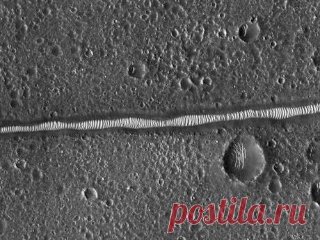 Древнее марсианское русло с песчаными дюнами на дне / Интересный космос
