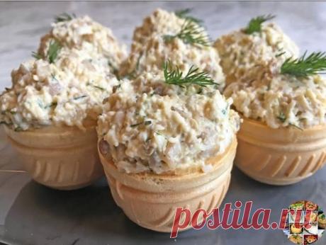 Праздничные корзинки с грибами сыром
Продукты:
вафельные корзинки — 1 упаковка
маринованные опята — 100 грамм
плавленый сыр — 2 штуки
яйца вареные — 5 штук
чеснок — 2 зубчика
майонез — 1 ст. л.
Приготовление:
Маринованные грибы нарезаем мелко.
Отделяем желтки от белков и натираем на среднюю терку белки и добавляем к грибам.
Чеснок пропускаем через пресс.
Натираем плавленные сырки на средней терке.
Заправляем все майонезом и хорошо перемешаем.
Выкладываем натертые на средне...