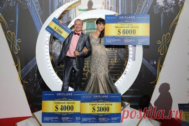 История нашего любимого вышестоящего лидера - Илоны Сухоруковой!

С 18.08.2015, я -  официально - безработная!!!!!!!!!!! УРАААА!!!
Казалось бы, чему тут радоваться? Куда идти после декрета? Как прокормить детей? 
А я рада тому, что мне не нужно никуда идти! Потому что я смогла! Построила свой собственный бизнес полностью через интернет, сидя дома с компанией Орифлэйм! Мне говорили родственники и знакомые: ну, ты правда думаешь, что это реально? да, брось, у тебя не получится!...