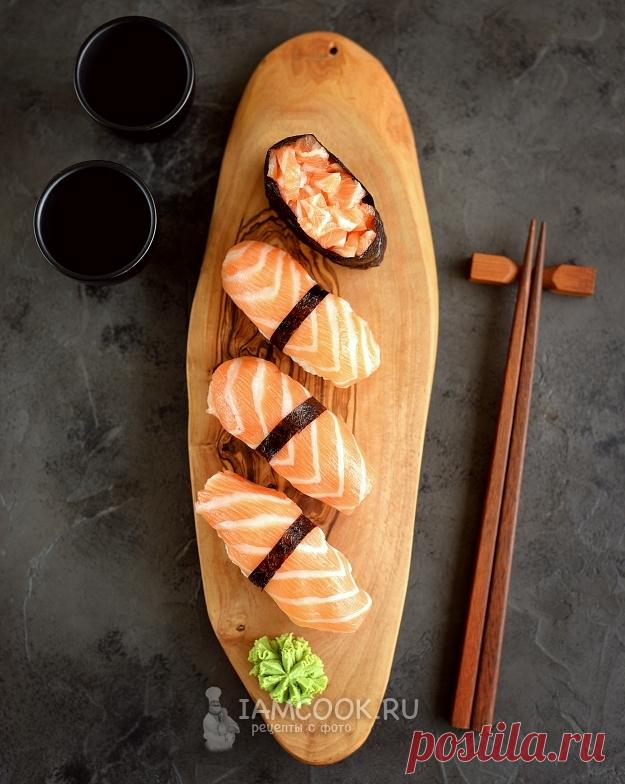 Суши нигири и гунканы с лососем