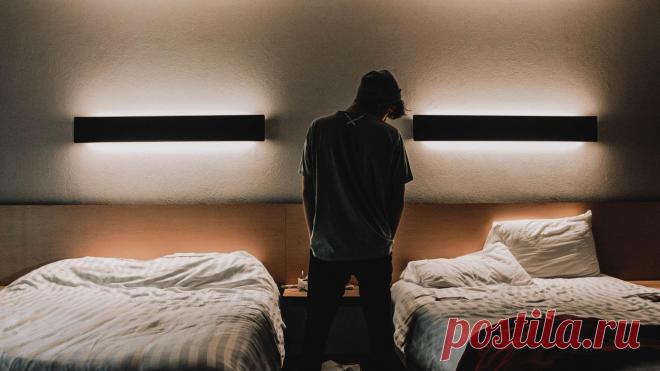 Сон бок о бок с любимым человеком — что может быть лучше? На деле же совместные ночи могут стать испытанием для вашей любви. Да, кое-кто хорошо ладит в одной постели, но немало и тех, кто каждую ночь готовится к битве, ведь все мы спим по-разному. Мы нашли как минимум 5 фактов, почему спать раздельно — это хорошая идея. А вы как считаете?