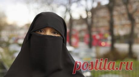 АР: в Швейцарии ввели штраф за ношение закрывающей лицо одежды. Нижняя палата парламента Швейцарии одобрила введение штрафа на сумму до 1 000 швейцарских франков (около $1 111) за ношение в общественных местах одежды, которая закрывает лицо, в том числе паранджи и никаба. Читать далее