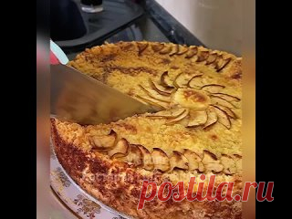 Творожно-яблочный пирог Ингредиенты: 🧺Мука - 400 гр 🧺Сахар - 400 гр 🧺Сливочное масло - 200 гр 🧺Яйцо - 4 шт 🧺Творог - 200 гр 🧺Яблоко - 4 шт 🧺Разрыхлитель - 2 ч.л 🧺Корица - 0,5 ч.л 🧺Ванилин - щепотка Приготовление: 1️⃣ Муку растираем с сахаром (100 гр), маслом, ванилином, корицей и разрыхлителем в крошку. 2️⃣ Яблоки (3,5..