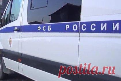 ФСБ нашла заминированный схрон ВСУ с иностранным вооружением в ДНР. В Донецкой народной Республике (ДНР) обнаружили заминированный схрон Вооруженных сил Украины (ВСУ) с иностранным вооружением. Сотрудники ФСБ и органов военной контрразведки Южного военного округа в Ясиноватском районе нашли заминированный тайник. Его заготовили украинские военные во время отступления.