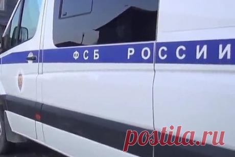 ФСБ нашла заминированный схрон ВСУ с иностранным вооружением в ДНР. В Донецкой народной Республике (ДНР) обнаружили заминированный схрон Вооруженных сил Украины (ВСУ) с иностранным вооружением. Сотрудники ФСБ и органов военной контрразведки Южного военного округа в Ясиноватском районе нашли заминированный тайник. Его заготовили украинские военные во время отступления.