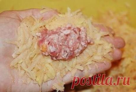 Картофельные зразы с мясным фаршем
Секрет этих зразов в терке, нужно использовать крупную, а не мелкую 
Действительно получается совершенно другой вкус.
Хрустящая корочка и нежная сердцевинка.
Я теперь делаю зразы только так.
Ингредиенты и способ приготовления смотрите на нашем сайте: https://chudopovarenok.ru/recipes/7855/kartofelnye-zrazy.html