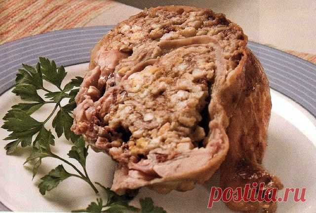 Фаршированная заливная курица Не пожалейте сил и времени на это блюдо. Поверьте, ваша семья и гости будут просить вас приготовить его ещё не раз. Ингредиенты: · 1 курица весом 1.2-1.3 кг · 200 грамм телятины или свинины (на выбор) · 100 грамм шпика · 1-2 отваренных яиц · 1 луковица лука порея · 1-2 зубчика чеснока · Солёный огурец · 1.5-2 стакана куриного бульона · 1 чайная ложка желатина Для украшения использовать салат зелёный, огурцы, помидоры, зелень. Аккуратно, что бы не повредить снимаем