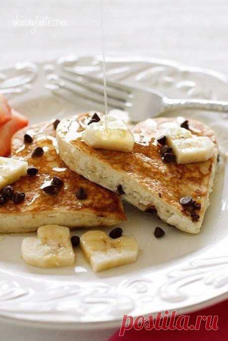 Банановые оладьи на молоке. 
Ингредиенты:
2 банана
1 яйцо
50 мл молока
1 стакан сахара
1/2 стакана муки
2 ст.л. растительного масла

Приготовление:
Смешайте в миксере бананы, яйца, молоко и сахар до образования однородной массы. Вмешайте туда же муку и быстро перемешайте.
Ложкой выкладывайте полученную массу на горячую сковороду с маслом. Обжаривайте с обеих сторон, пока банановые оладьи не станут коричневыми.