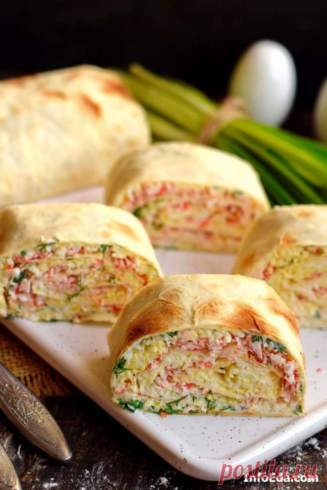 Рулет из лаваша с крабовыми палочками, сыром и яйцом
