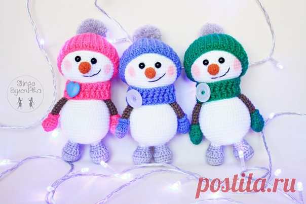 Снеговичок
Шедевры амигуруми - ЛУЧШЕЕ из мира амигуруми!!
Источник: https://vk.com/wall-48143171_46642

Описание автора:

Вам понадобится:

- пряжа белого цвета
- пряжа серого цвета
- пряжа коричневого цвета
- пряжа оранжевого цвета
- пряжа любого яркого цвета для одежды
- глазки/бусины/полубусины (~8 мм)
- наполнитель для игрушек
- пуговица для снуда

Условные обозначения:

СБН – столбик без накида
ПР – прибавка
УБ – убавка
ВП – воздушная петля
ПССН – полустолбик с накидо...