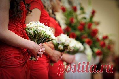Раскрыта причина запрета красных нарядов для гостей на свадьбе. Ведущие подкаста Unfiltered Bride Бет и Джорджи назвали причину запрета красных платьев для гостей на свадьбе. По их словам, данный цвет означает, что девушка состояла в интимных отношениях с женихом. Кроме того, эксперты отметили, что запрет на такие наряды может быть связан с попыткой затмить невесту.