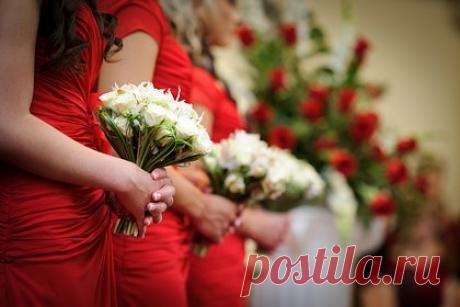 Раскрыта причина запрета красных нарядов для гостей на свадьбе. Ведущие подкаста Unfiltered Bride Бет и Джорджи назвали причину запрета красных платьев для гостей на свадьбе. По их словам, данный цвет означает, что девушка состояла в интимных отношениях с женихом. Кроме того, эксперты отметили, что запрет на такие наряды может быть связан с попыткой затмить невесту.