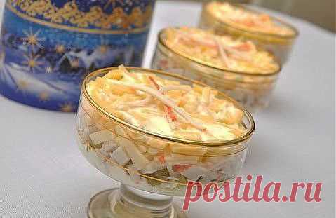 САЛАТ ИЗ КРАБОВЫХ ПАЛОЧЕК С СЫРОМ

На 100 гр. - 147.24 ккал Б/Ж/У 9.08/7.73/10.56

Состав:
крабовые палочки — 250 гр.
сыр — 100 гр.
сухарики из белого хлеба — 30 гр.
Сок лимона — 50 гр.
чеснок — 2 зубчика
сметана.

Приготовление:
Крабовые палочки нарезать, твердый сыр натереть на грубой терке, чеснок выдавить чесноковыжималкой. Смешать все компоненты, всыпать сухарики, полить соком лимона и убрать в холодильник на полчаса. Затем заправить сметаной и сразу подать на стол.