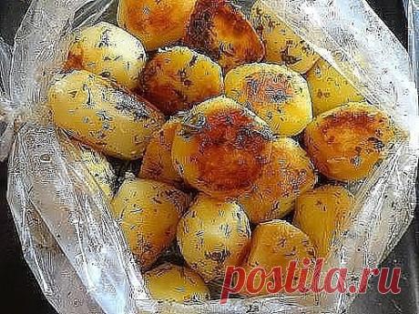 ФРАНЦУЗСКИЙ Картофель запечённый с соусом 
"ПАЛЬЧИКИ ОБЛИЖЕШЬ"! 

Картофель получается НЕЖНЫМ, с ПИКАНТНЫМ, не приевшимся вкусом и потрясающим ароматом!!! 
Для каждого дня, праздничного стола и в дорогу с собой!
Маринуем очищенные клубни картофеля среднего размера, в соусе. 

Ингредиенты и способ приготовления читайте на нашем сайте: https://magicchef.ru/recipes/80608/frantsuzskij-kartofel-zapechyonnyj-s-sousom-palchiki-oblizhesh.html?t=1800