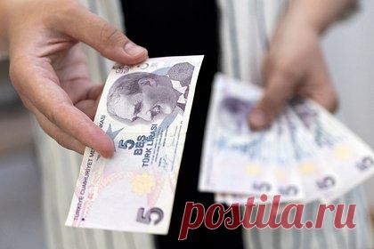 Турецкая лира рекордно рухнула. Турецкая лира рекордно подешевела по отношению к доллару — в нижней точке ее стоимость достигла минимальных за всю историю 28,6 лиры за доллар. На момент написания материала валюта немного отскочила от минимума, до 28,49 лиры. Наряду с российским рублем лира входит в тройку худших валют развивающихся рынков года.