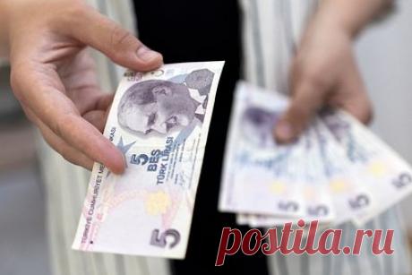 Турецкая лира рекордно рухнула. Турецкая лира рекордно подешевела по отношению к доллару — в нижней точке ее стоимость достигла минимальных за всю историю 28,6 лиры за доллар. На момент написания материала валюта немного отскочила от минимума, до 28,49 лиры. Наряду с российским рублем лира входит в тройку худших валют развивающихся рынков года.