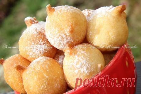 Пончики быстрые

Нам потребуется:

простокваша 400 мл
мука 400 гр
яйцо 2 шт
сахар 6 ч.л (с горкой)
разрыхлитель 12 гр
коньяк или бренди 1 ч.л
ванильный сахар 1 пакетик
соль 1/4 ч.л
растительное масло (для фритюра) 500-700 мл
В простоквашу добавить яйца, сахар, соль, ванильный сахар, коньяк. Всё хорошо перемешать. Всыпать просеянную муку с разрыхлителем и перемешать до однородности. Масло вылить в глубокую кастрюльку и хорошо накалить. Тесто брать чайной ложкой и выкладыват...