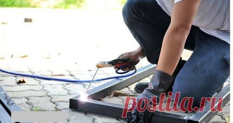 Советы профессионального сварщика 

Подумывая о приобретении сварочного аппарата «для дома, для дачи», многие обыватели отказываются от этой затеи, так как сомневаются в том, что смогут самостоятельно освоить премудрости электродуговой сварки. Все знают, что высококвалифицированные сварщики — это творцы, отдельная каста мастеровых. Между тем реальность такова, что бытовое строительное применение сварки в подавляющем большинстве случаев не требует особого качества шва, а св...