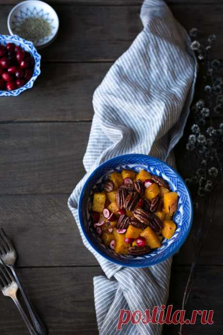 Жареные Butternut Сквош с Maple пекан и Cranberries