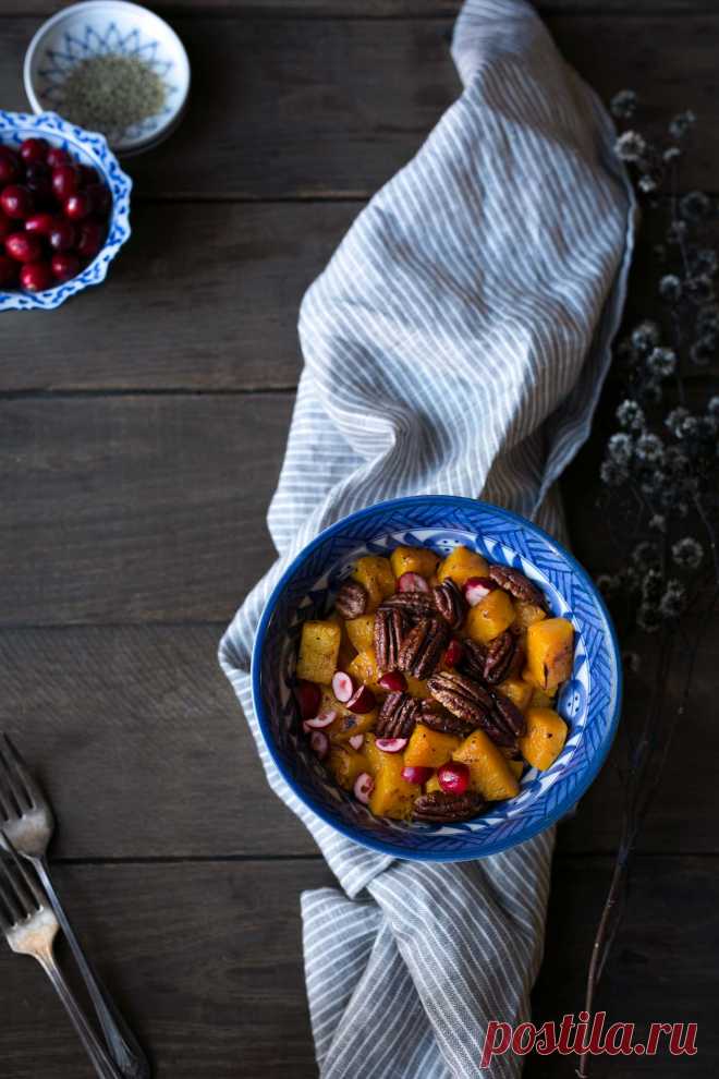 Жареные Butternut Сквош с Maple пекан и Cranberries