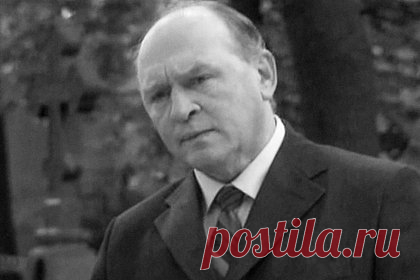 Умер актер из «Улиц разбитых фонарей». Актер Иосиф Кошелевич, сыгравший в таких сериалах, как «Улицы разбитых фонарей» и «Убойная сила». В театре уточнили, что артист скончался в пятницу, 17 ноября. Ему было 74 года. «Служению Александринской сцене он посвятил без малого 35 лет своей творческой биографии», — говорится в материале.