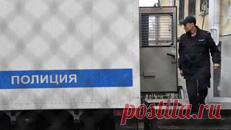 Россиянин подкинул марихуану своему подельнику за решетку прямо в зале суда. В Свердловской области свободы лишили мужчину, который попытался сбыть марихуану во время судебного заседания. Об этом сообщили в пресс-службе региональной прокуратуры. В мае уралец, который в тот момент находился в статусе подсудимого ...