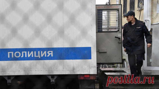 Россиянин подкинул марихуану своему подельнику за решетку прямо в зале суда. В Свердловской области свободы лишили мужчину, который попытался сбыть марихуану во время судебного заседания. Об этом сообщили в пресс-службе региональной прокуратуры. В мае уралец, который в тот момент находился в статусе подсудимого ...