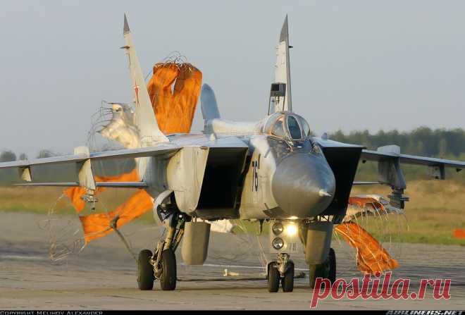 МиГ - 31  Посадка
МиГ-31 способна контролировать воздушное пространство протяжённостью по фронту 800—900 км. Изначально предназначался для перехвата крылатых ракет во всём диапазоне высот и скоростей, а также низколетящих спутников. Полки МиГ-31 ряд лет имели статус спецназа (СпН) в составе ПВО.1
