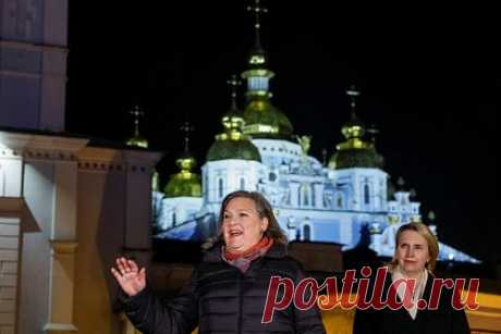Нуланд прибыла в Киев после заявлений об отставке Залужного. Заместитель госсекретаря США по политическим делам Виктория Нуланд прибыла в Киев, чтобы оценить обстановку на фоне конфликта Владимира Зеленского и главнокомандующего Вооруженными силами Украины Валерия Залужного. При этом он отметил, что навряд ли перед ней стоит цель помирить президента и главкома ВСУ.
