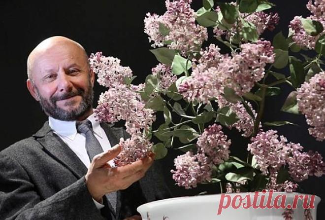 Фарфоровые цветы Владимира Каневского Вот уже более 20 лет Владимир Каневский обитает в Нью-Йорке и зарабатывает на жизнь изготовлением фарфоровых цветов. Но это не просто фарфоровые цветы — это настоящие произведения искусства, подобных …