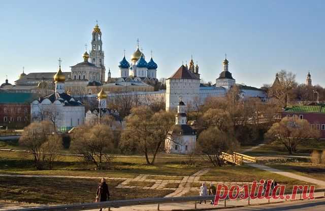 Архитектурный ансамбль Троице-Сергиевой лавры включен в Список Всемирного наследия ЮНЕСКО (1993 г.). Многочисленные лаврские сооружения возведены на протяжении XV — XIX вв. лучшими мастерами России...  | Достопримечательности Сергиева Посада | lifeglobe.net