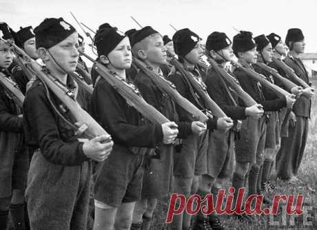 1930-е. «Балила» – итальянская детская фашистская организация (аналог «Гитлерюгенд»). Название происходит от прозвища мальчика из Генуи, который в 1746 году бросил камень в австрийского солдата и этим начал восстание против австрийских войск, оккупировавших город.