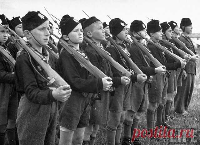 1930-е. «Балила» – итальянская детская фашистская организация (аналог «Гитлерюгенд»). Название происходит от прозвища мальчика из Генуи, который в 1746 году бросил камень в австрийского солдата и этим начал восстание против австрийских войск, оккупировавших город.