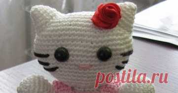 Hello Kitty - схема вязания игрушки крючком Кошечка Хелло Китти Hello Kitty в сарафане с тюльпаном, мягкая игрушка. Вязание крючком. Амигуруми. Схема, описание, мастер-класс.