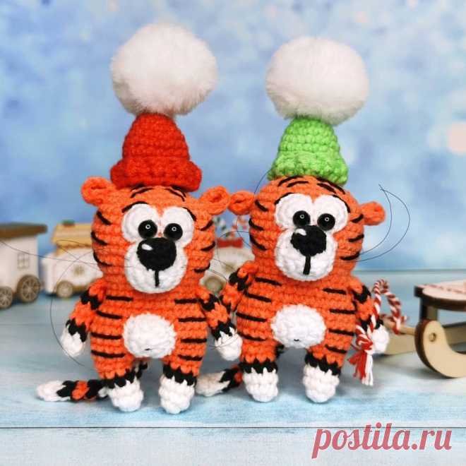 PDF Тигрята в шапочках крючком. FREE crochet pattern; Аmigurumi animal patterns. Амигуруми схемы и описания на русском. Вязаные игрушки и поделки своими руками #amimore - тигр, маленький тигрёнок к Новому году, тигрята, котик, кот, кошечка, кошка, котенок.