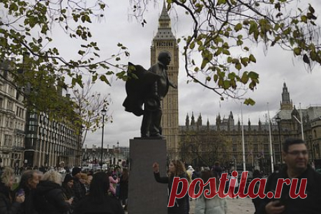 Великобритания ввела санкции против российских военачальников. Британия объявила о новых санкциях против российских военачальников в свете ударов по объектам инфраструктуры на Украине. Всего под ограничительные меры попали 12 представителей старшего командного состава Вооруженных сил России. В их числе — командующий Ракетными войсками стратегического назначения Сергей Каракаев.