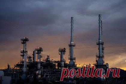 Нефтедобывающим странам предложили делиться доходами от сырья. Нефтедобывающие государства должны выплачивать небольшой процент от продажи сырья, чтобы помочь развивающимся странам справиться с климатическим кризисом. Взимание налога в размере трех процентов с доходов от экспорта нефти и газа принесло бы около 25 миллиардов долларов ежегодной помощи.