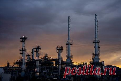 Нефтедобывающим странам предложили делиться доходами от сырья. Нефтедобывающие государства должны выплачивать небольшой процент от продажи сырья, чтобы помочь развивающимся странам справиться с климатическим кризисом. Взимание налога в размере трех процентов с доходов от экспорта нефти и газа принесло бы около 25 миллиардов долларов ежегодной помощи.