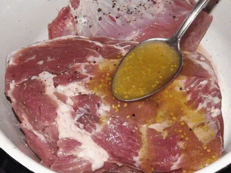 Обалденная домашняя буженина, мягче, сочнее и вкуснее я не ела! 
Буженина — блюдо, которое принято относить к российской кухне, но и в других странах есть очень похожие аналоги запеченного мяса. Ароматная, пряная буженина — пожалуй, самое привлекательное среди мясных блюд. Согласитесь, на праздничном застолье рука сама так и тянется за аппетитным ломтиком.
Интересно, что изначально буженину готовили из медвежатины, но вскоре это название стали использовать для запеченной задней части свиной ту